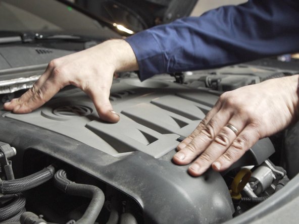 Replacer le cache moteur