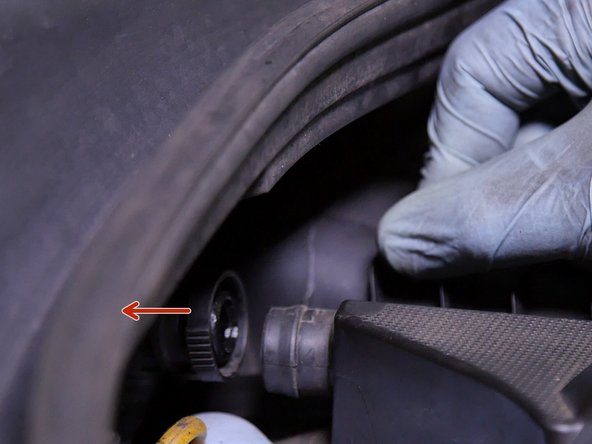 Pour extraire la boite à air dé clipser le tuyau de vapeur d'huile