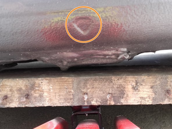 Lever le véhicule à l'aide d'un cric à l'endroit prévu à cet effet.