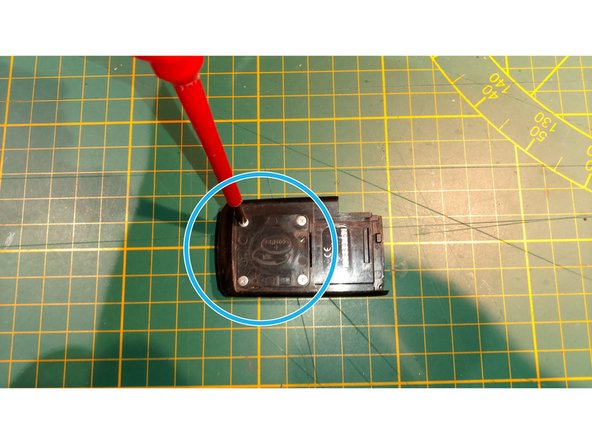 A l'aide d'un petit tournevis cruciforme dévisser les 4 vis de maintien.