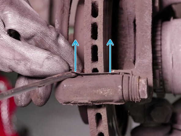 
Using the flat screwdriver, remove the anti-noise pads.
