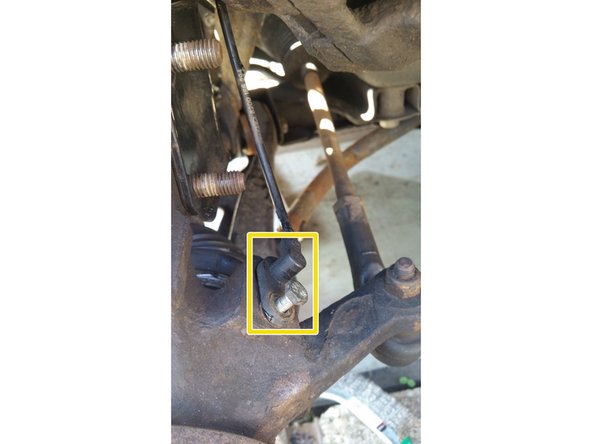 Le capteur d'ABS est juste tenu par une vis qu'il faut enlever (clé de 10).