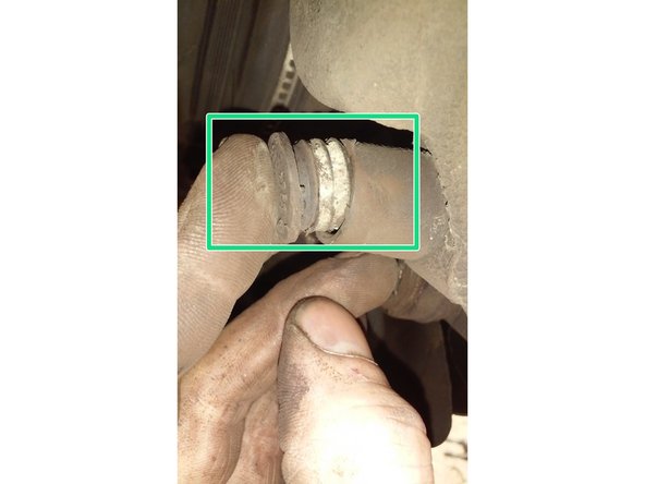 Repositionner les deux caches sur les têtes de vis en haut et en bas