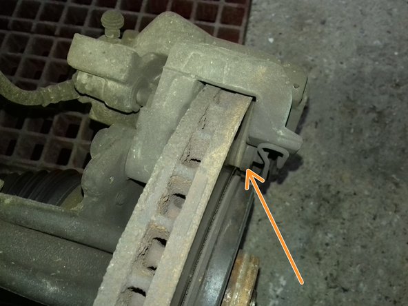 Voici l’étrier de frein avant on peut voir l'usure de la plaquette extérieure.