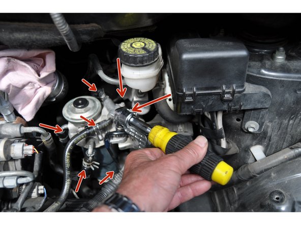 Re-positionner l'ensemble sur la voiture, serrer les 2 vis du support, reconnecter les 4 tuyaux et le connecteur de capteur de présence d'eau