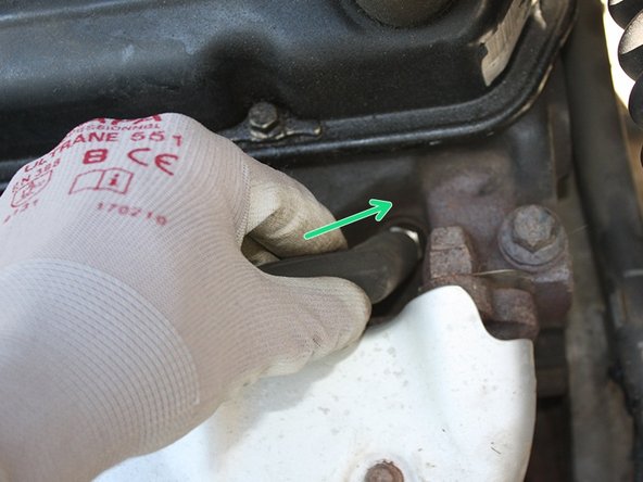 Si vous possédez une clé dynamométrique, vous pouvez effectuer un serrage au couple de 17Nm préconisé par Ford.