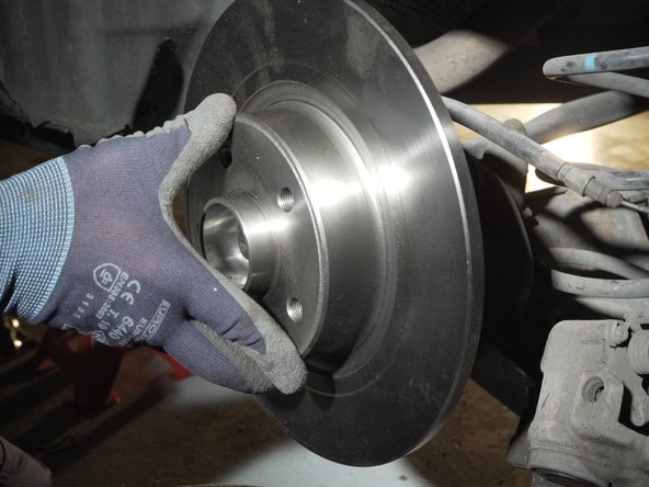 Reposer le disque sur le moyeu