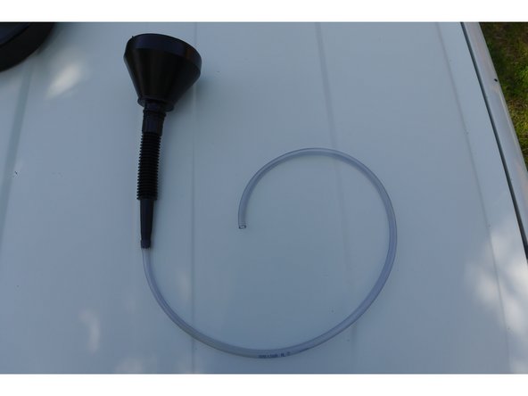 Assembler le bout de l'entonnoir et le tuyau d'aquarium de manière à obtenir ce montage. Noter que l'entonnoir fourni dans le kit vidange