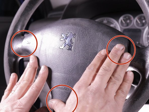 Réinstaller l'air bag en le clipsant sur le volant des deux côtés et en bas