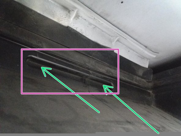 Emboîter le filtre verticalement dans la boite, les 2 ergos doivent se loger correctement dans la rainure au fond de la boite.