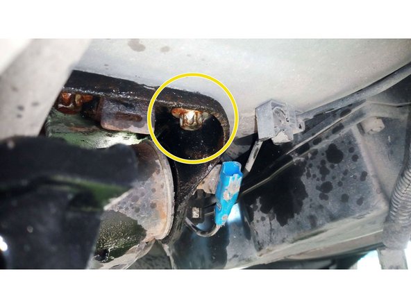 Dévisser délicatement les 4 longues vis maintenant le train arrière au chassis du véhicule (douille Torx femelle E-16) puis les retirer.