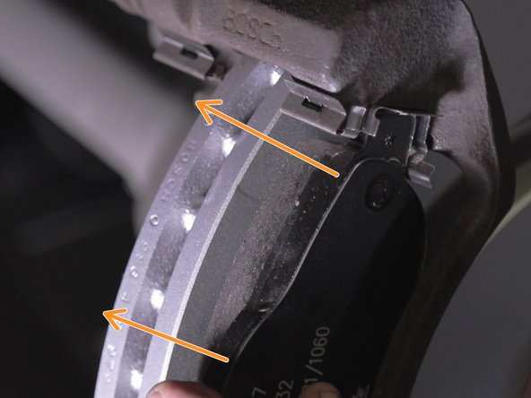 Placer les plaquettes de frein, et les plaquer contre le disque