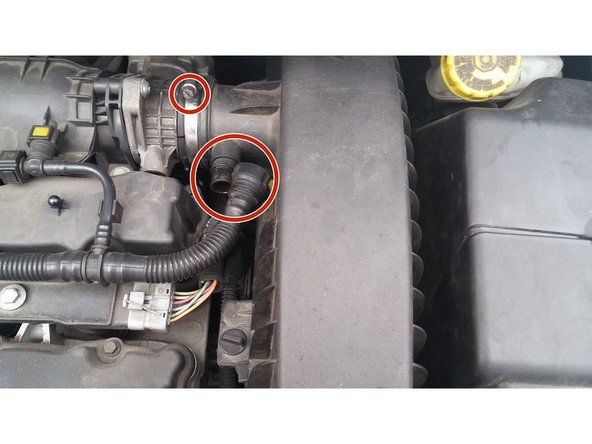 Une fois le collier desserré et le reniflard déconnecté, il faudra dévisser le boitier où se trouve le filtre à air.