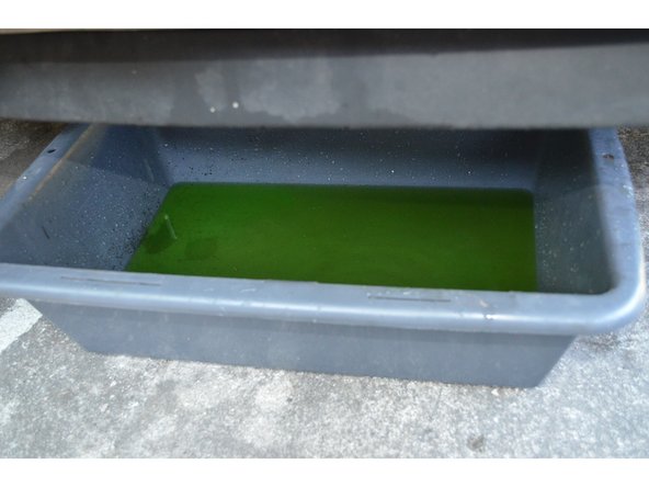 Attendez que le liquide ne s'écoule plus de la durite du radiateur.