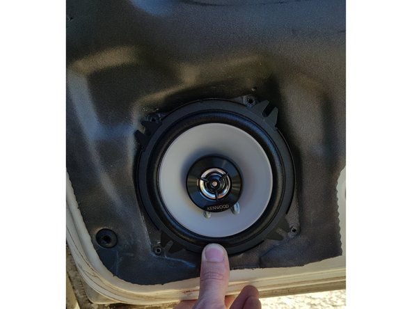 Les trous d'origines n'étant pas alignés pour le haut-parleur neuf j'ai dû en percer d'autres (ø4mm).