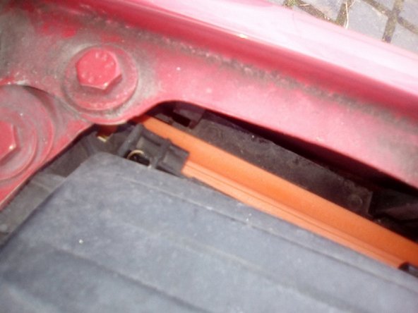 Reposer le couvercle du filtre à air en commencent par les charnières  puis resserrer les vis et enfin reposer le débitmèttre