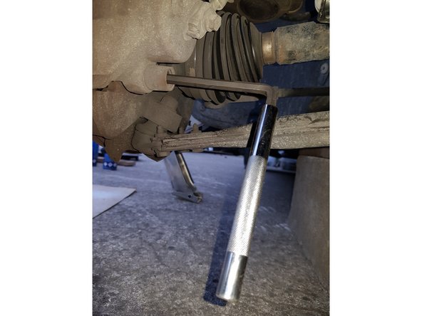 Avec une clé BTR de 7mm retirez les 2 vis puis attachez avec de la corde, du fil de fer, des sangles l'étrier au ressort de suspension.