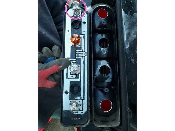 Remplacer l'ampoule défectueuse par une P21W.