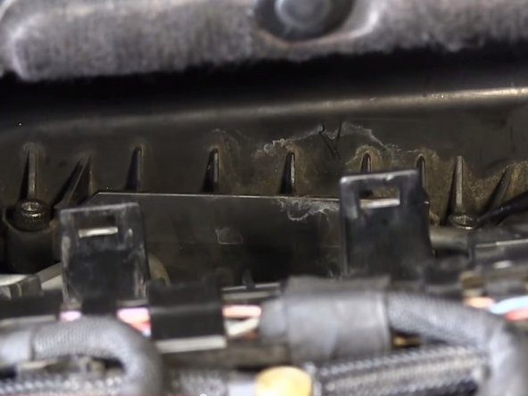 Dévisser les 3 vis du cache contenant le filtre à air