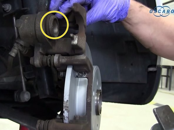 Relever l’étrier et visualiser le piston