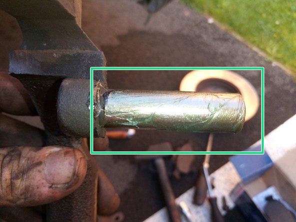 Nettoyez les coulisseaux à l'aide d'un chiffon puis les graisser.