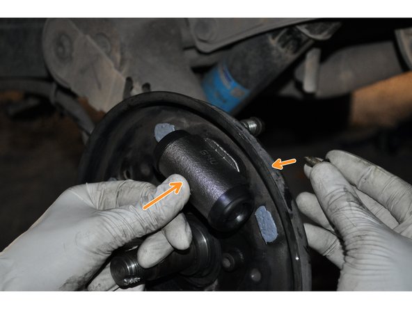 Reposer le nouveau cylindre de roue et serrer les vis de fixation
