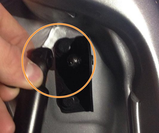 Enlevez entièrement le clips mais ne le perdez surtout pas.