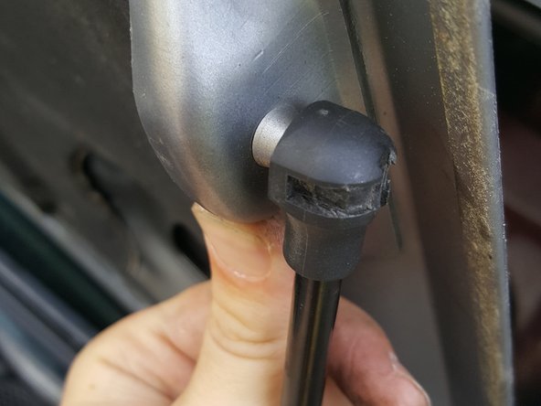 Appuyer sur le vérin pour venir le fixer dans les rotules