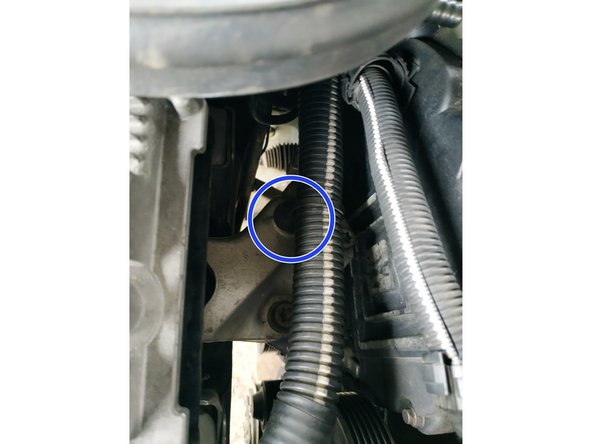 remettre l'agrafe qui tient le faisceau calculateur sur le support moteur