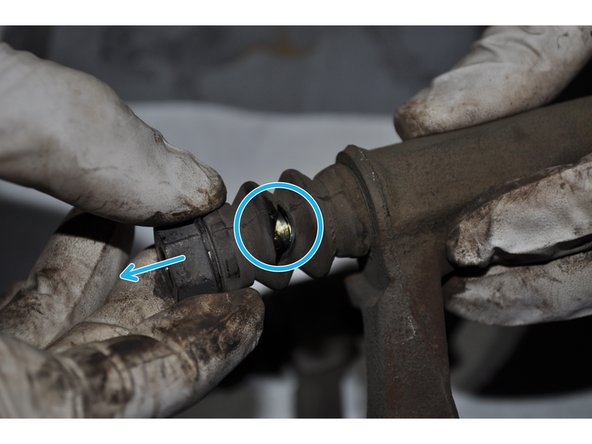 Tirer sur la colonnette pour voir la déchirure dans le soufflet par laquelle la graisse s'échappe