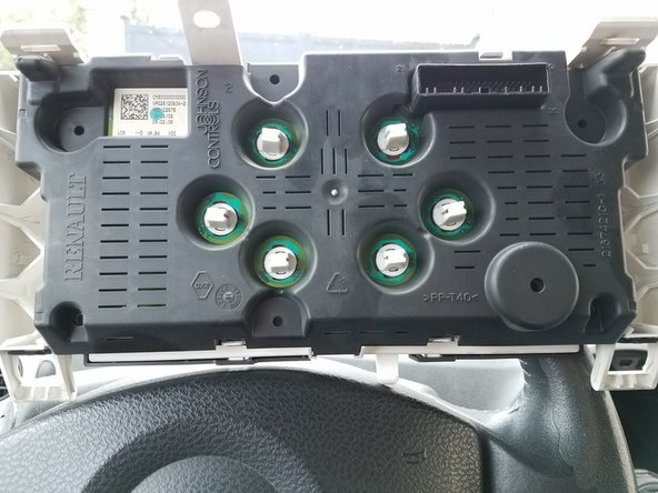 Deviser en faisant un quart de tour les ampoules, puis changer celle-ci