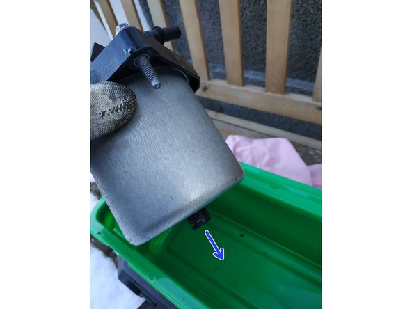 laisser le gasoil s'écouler par l'orifice de purge