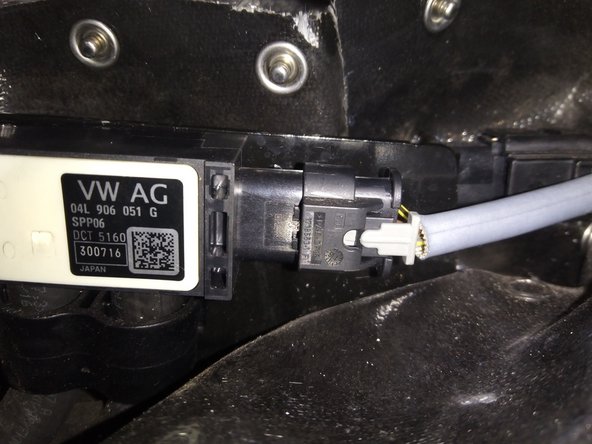 Il faut alors tirer la pièce plastique grise vers l'arrière et declipser la connectique en appuyant sur cette pièce plastique