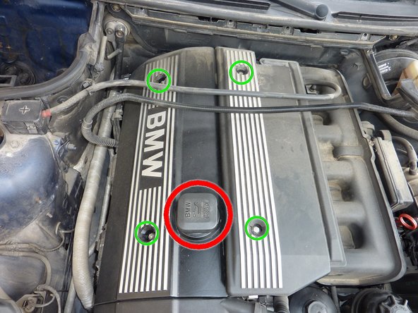 Avec une douille de 10mm déposer les 4 vis du cache moteur.