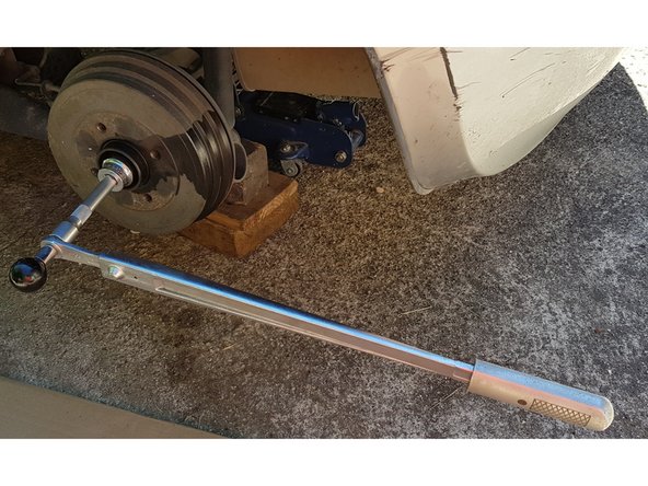 Le tambour est bloqué par l'écrou, il faut donc le retirer.