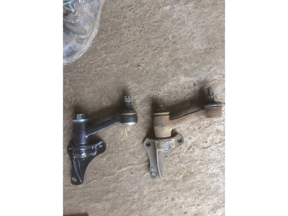 a gauche le levier neuf et à droite le levier hs