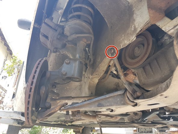 De chaque coté de la voiture, enlever les écrous des montants carrosserie/berceau.