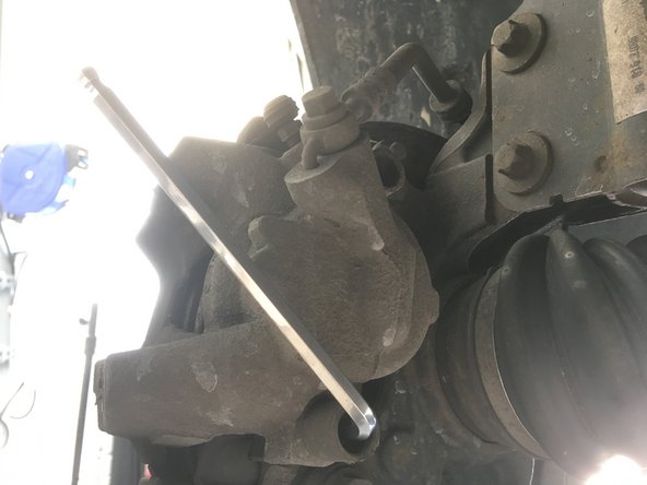 Déviser les vis à l'aide de la clé BTR de 7