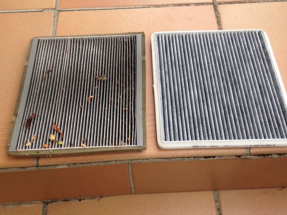 Enlevez le filtre usagé en veillant a ne pas casser les ergots en plastique qui le maintiennent en place. Pour cela comprimez un peu l'élément filtrant et le dégager par un côté