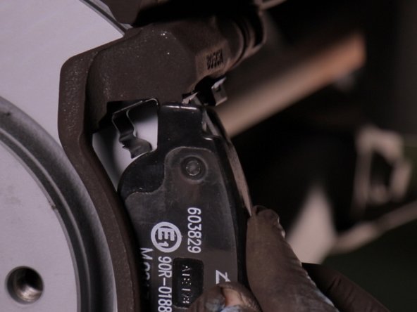 Replacez les nouvelles plaquettes dans les accroches