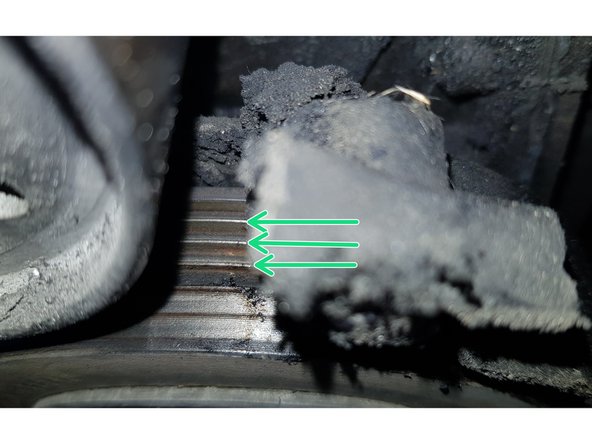 En fait le problème vient de la poulie Damper qui n'a que 3 nervures au lieu de 5. L'ancien propriétaire l'a certainement changé en la remplaçant par une qui n'était pas adapté.