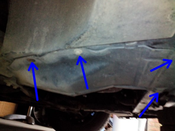 Dévisser la protection plastique du carter afin d’enlever le pare-boue.