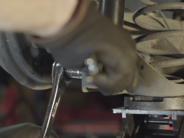 Placer l'écrou et resserrer la vis à l'aide d'une clé à pipe de 16, d'un cliquet et d'une douille de 16