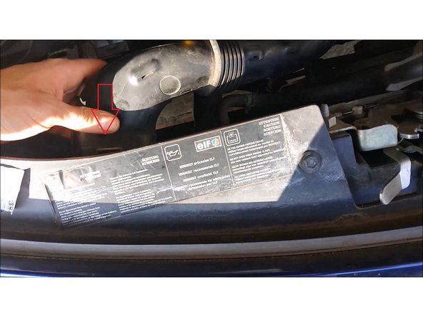 pincer  le tuyau d'arrivé d'air avec les doigts puis tirer pour le déclipser