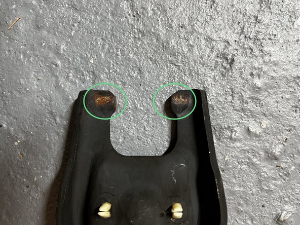 Déposer la fourchette d'embrayage en tirant dessus vers soi.