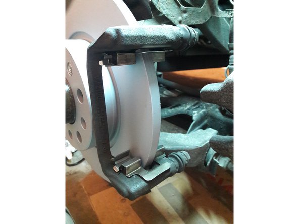 Remontez les ressorts de plaquettes