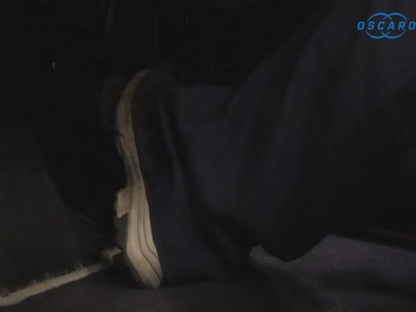 Pomper sur la pédale de frein jusqu’à ce que cette dernière devienne dure