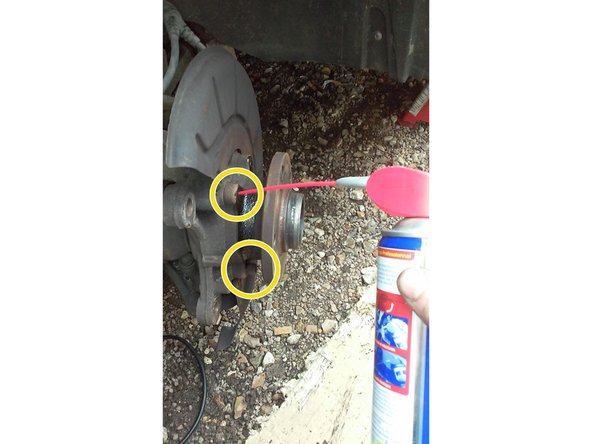 Mettre du dégrippant sur le bout des 4 vis