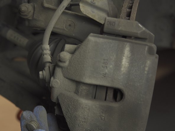 Retirer les caches anti-poussière des colonnettes à l'aide du tournevis plat