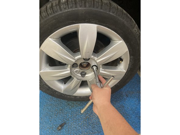 Puis retirer la roue en devisant le vis